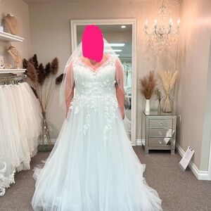 Ivory Lace Appliqué A-Line Wedding Dress with Veil